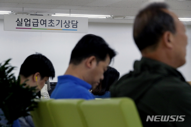 【서울=뉴시스】김병문 기자 = 지난달 고용보험에 가입한 근로자 수가 53만3000명 증가해 7년3개월 만에 가장 큰 증가폭을 기록했다. 또한 구직활동 기간 실직자에게 지원하는 구직급여(실업급여) 지급액이 지난달 7600억원에 육박해 역대 최대치를 기록했다.&nbsp; 사진은 10일 오후 서울 중구 서울고용노동청에서 실업급여 상담을 받기 위해 기다리는 시민들의 모습. 2019.06.10.&nbsp; dadazon@newsis.com