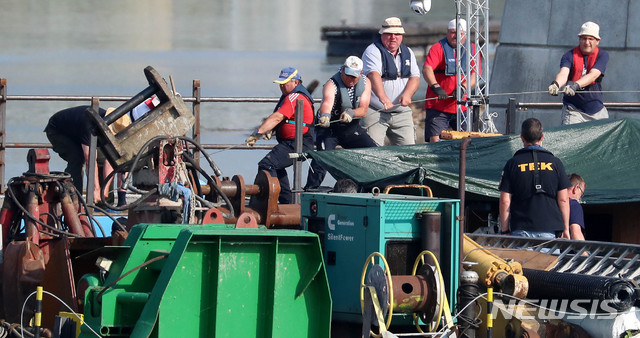 【부다페스트(헝가리)=뉴시스】추상철 기자 =10일 오전(현지시각) 헝가리 부다페스트 다뉴브강 유람선 침몰 사고현장 위 바지선에서 헝가리측 인양관계자가 선체 와이어 연결 등 인양준비작업을 하고 있다. 2019.06.10. scchoo@newsis.com