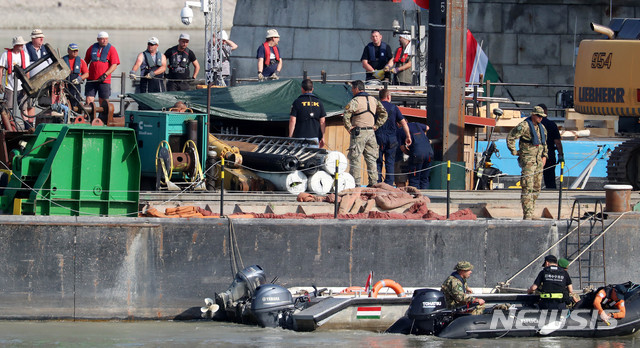 【부다페스트(헝가리)=뉴시스】추상철 기자 =10일 오전(현지시각) 헝가리 부다페스트 다뉴브강 유람선 침몰 사고현장 위 바지선에서 헝가리측 인양관계자가 선체 와이어 연결 등 인양준비작업을 하고 있다. 2019.06.10. scchoo@newsis.com