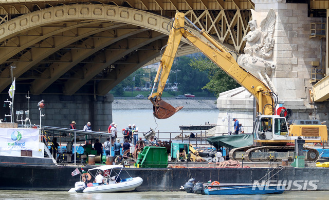 【부다페스트(헝가리)=뉴시스】추상철 기자 =본격 선체 인양이 임박한 지난 10일 오후(현지시각) 헝가리 부다페스트 다뉴브강 유람선 침몰 사고현장에서 헝가리 인양 관계자가 인양준비작업을 하고 있다. 2019.06.10. scchoo@newsis.com
