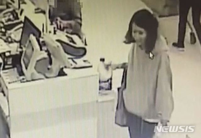 【제주=뉴시스】우장호 기자 = 제주 동부경찰서는 지난달 25일 제주시의 한 펜션에서 전 남편을 살해한 고유정(36)이 범행에 쓰고 남은 물품을 마트에 환불하는 장면이 담긴 폐쇄회로(CC)TV 영상을 10일 공개했다. 고유정이 표백제를 환불받고 있다. 2019.06.11. (사진=제주 동부경찰서 제공 영상 캡처) woo1223@newsis.com