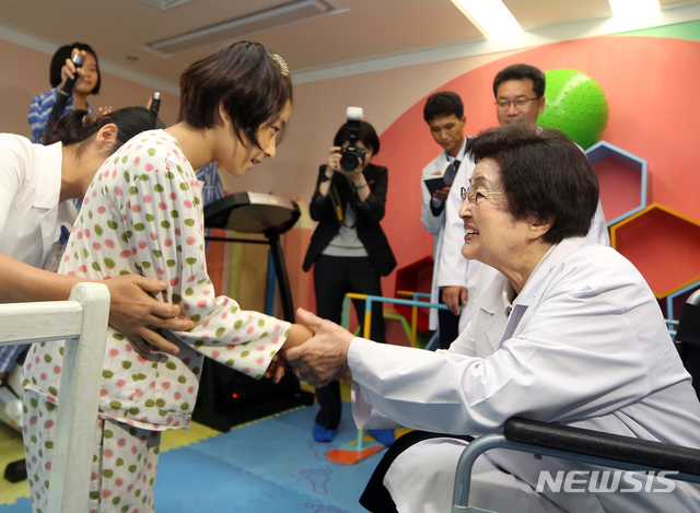 【서울=뉴시스】나흘간의 방북 일정을 마치고 귀국한 고(故) 김대중 대통령의 부인 이희호(김대중평화센터 이사장) 여사가 지난 2015년 8월5일 평양의 한 아동병원을 방문, 입원한 어린이를 격려하고 있다. 2015.08.08. (사진=김대중평화센터 제공) photo@newsis.com 