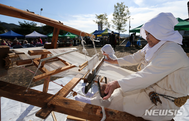 【산청=뉴시스】 경남 산청군 단성면 목면시배유지 무명베짜기 재현.