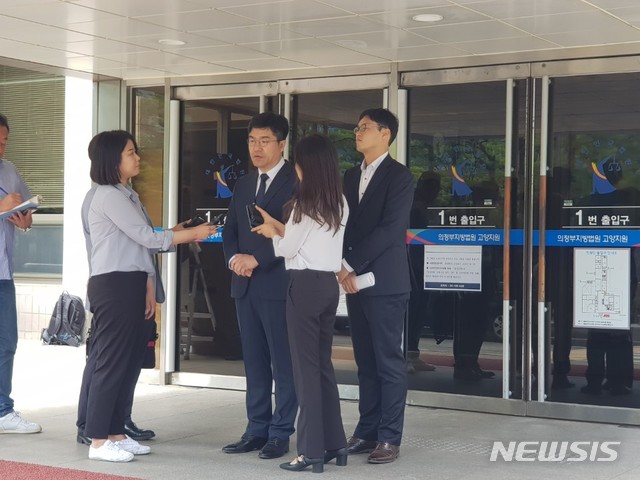 입장 밝히는 송인배 전 청와대 비서관.