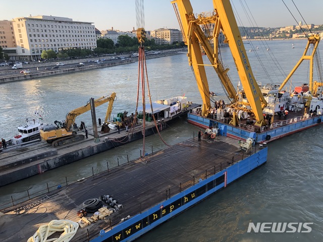 【부다페스트=뉴시스】11일(현지시간) 허블레아니호를 끌어올릴 대형 크레인 '클라크 아담'이 양쪽 바지선을 사이에 둔 침몰사고 지점에 도착, 인양 작업을 대기하고 있다. 2019.06.11. 조인우 기자 join@newsis.com