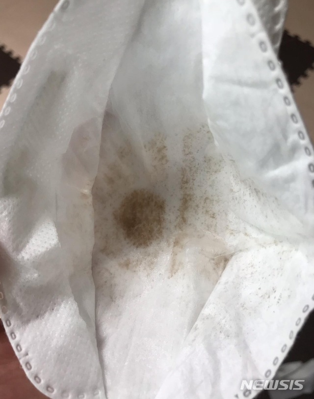 【인천=뉴시스】 김민수 기자 = 수돗물에서 나온 이물질. 2019.06.11. (사진=검단 검암 온라인 커뮤니티) kms0207@newsis.com