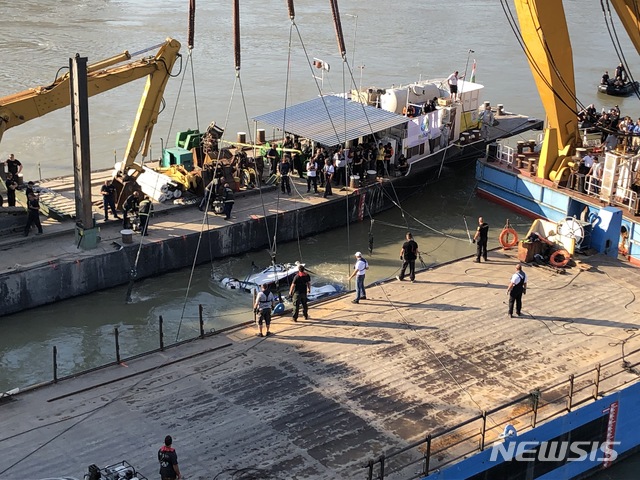 【부다페스트=뉴시스】11일(현지시간) 허블레아니호를 끌어올릴 대형 크레인 '클라크 아담'이 양쪽 바지선을 사이에 둔 침몰사고 지점에 도착, 인양 작업을 대기하고 있다. 2019.06.11. 조인우 기자 join@newsis.com