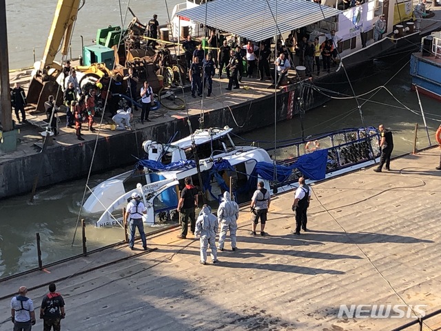 【부다페스트=뉴시스】11일(현지시간) 헝가리 부다페스트 다뉴브강에서 침몰한 허블레아니호가 대형 크레인 '아담 클레인'에 의해 끌어올려져 수면 위로 모습을 드러내고 있다. 2019.06.11. 조인우 기자 join@newsis.com