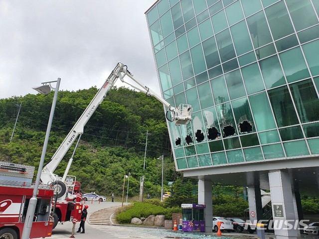 【태백=뉴시스】김태식 기자 = 11일 오전 11시14분께 강원랜드 하이원 그랜드호텔 남자사우나에서 화재가 발생해 출동한 소방관들이 진화를 하고 있다.2019.06.11.(사진=강원랜드 제공) photo＠newsis.com