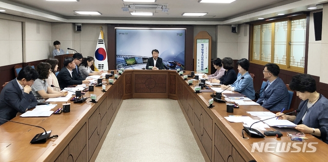 【청주=뉴시스】강신욱 기자 = 11일 충북 청주시청 소회의실에서 학교 밖 청소년 지원위원회가 열리고 있다. 이날 회의에서는 학교밖청소년지원센터 운영 보고와 학교 밖 청소년 지원 방안을 논의했다. 2019.06.11. (사진=청주시 제공) photo@newsis.com