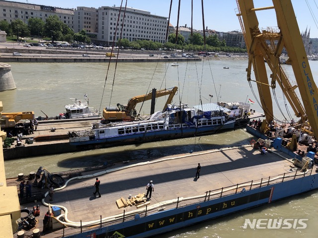 【부다페스트=뉴시스】지난달 29일(현지시간) 헝가리 부다페스트 다뉴브강에서 침몰했다가 13일 만인 11일 인양된 허블레아니호가 바지선으로 옮겨지고 있다. 2019.06.11. 조인우 기자 join@newsis.com