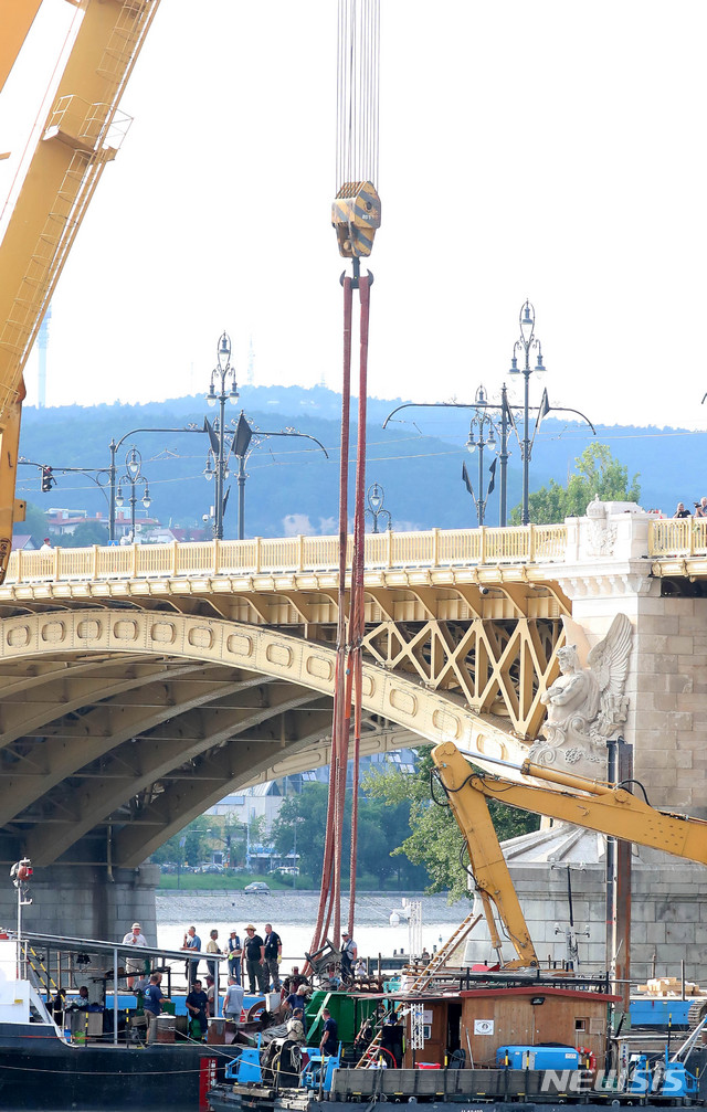 【부다페스트(헝가리)=뉴시스】추상철 기자 =인양선 클라크 아담호가 머르기트 다리 밑 현장에 도착한 10일 오후(현지시각) 헝가리 부다페스트 다뉴브강 유람선 침몰 사고현장에서 헝가리측 선체에 연결한 와이어를 인양선에 거는 등 인양 준비작업을 하고 있다. 2019.06.11. scchoo@newsis.com