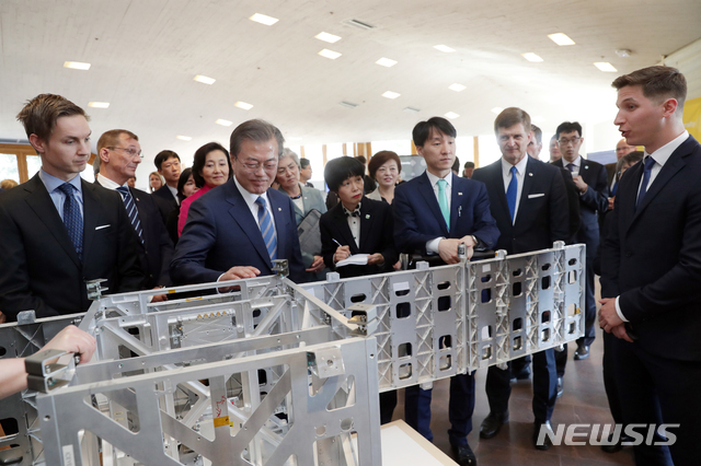 【헬싱키(핀란드)=뉴시스】전신 기자 = 핀란드를 국빈 방문 중인 문재인 대통령이 10일(현지시간) '유럽의 실리콘밸리'로 성장한 핀란드의 오타니에미 혁신 단지 내 인재양성과 기술개발의 중심축인 알토대를 방문해 오타니에미에 대한 설명을 듣고 있다. 오타니에미는 혁신 인재 양성을 위해 3개 대학을 통합해 출범한 알토대학교와 북유럽 최대 기술연구소인 VTT(국가기술연구소)를 중심으로 노키아 등 IT기업과 첨단 스타트업이 입주하여 조성된 핀란드의 대표 혁신 단지이다. 2019.06.11. (사진=청와대 제공) photo@newsis.com