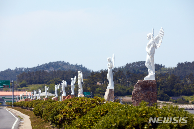 【신안=뉴시스】박상수 기자 = 신안군 하의도 '천사상 미술관'의 소망의 거리. 2019.06.11. (사진=신안군 제공) photo@newsis.com