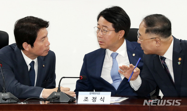 【서울=뉴시스】 박영태 기자 = 11일 오전 서울 여의도 국회 의원회관에서 열린 가업상속 지원세제 개편방안 당정협의에서 이인영(왼쪽부터) 원내대표, 조정식 정책위의장, 홍남기 경제부총리가 이야기를 나누고 있다. 2019.06.11. since1999@newsis.com