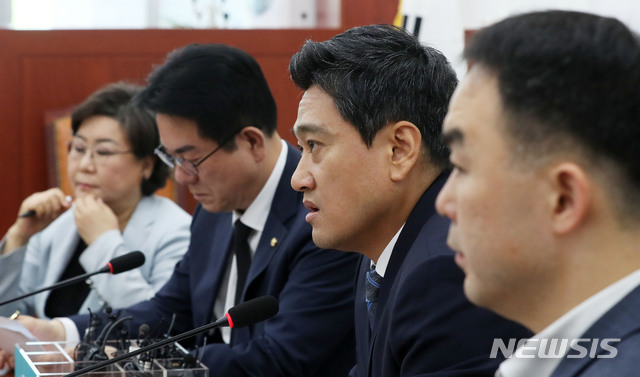【서울=뉴시스】홍효식 기자 = 바른미래당 오신환 원내대표가 11일 오전 서울 여의도 국회에서 열린 원내대책회의에 참석해 모두발언을 하고 있다. 왼쪽부터 이혜훈 의원, 이동섭 원내수석부대표, 오신환 원내대표, 채이배 정책위의장.2019.06.11. yesphoto@newsis.com