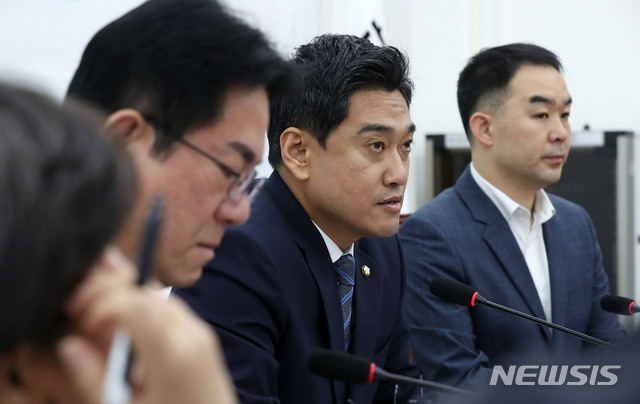 【서울=뉴시스】홍효식 기자 = 바른미래당 오신환 원내대표가 11일 오전 서울 여의도 국회에서 열린 원내대책회의에 참석해 모두발언을 하고 있다. 왼쪽부터 이동섭 원내수석부대표, 오신환 원내대표, 채이배 정책위의장. 2019.06.11. yesphoto@newsis.com