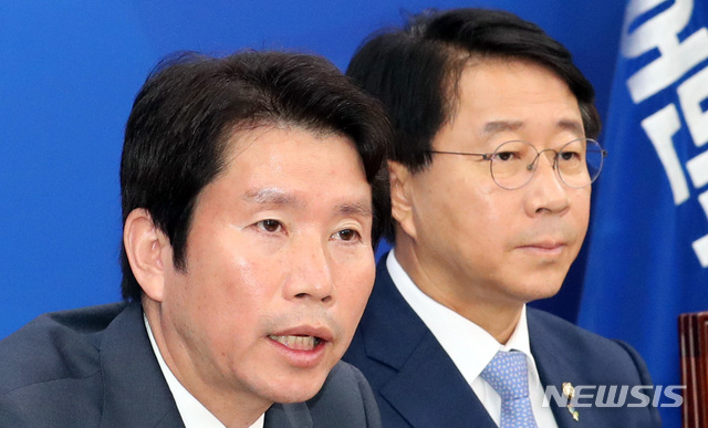 【서울=뉴시스】이종철 기자 = 11일 서울 여의도 국회에서 열린 더불어민주당 원내대책회의에서 이인영 원내대표가 모두발언을 하고 있다. 2019.06.11. jc4321@newsis.com