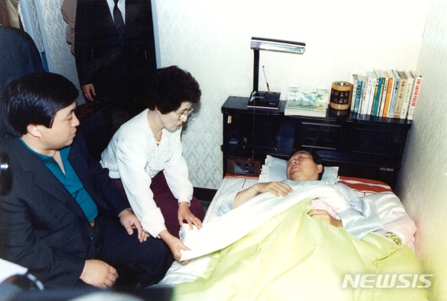 【서울=뉴시스】【서울=뉴시스】박진희 기자 = 김대중 전 대통령의 평생 동반자였던 이희호 여사가 10일 오후 11시37분 서울 서대문구 신촌세브란스 병원에서 숙환으로 별세했다. 향년 97세. 사진은 1990년 10월 15일, 이희호 여사가 8일째 단식중인 남편 김대중 대통령을 보살피고 있다. 왼쪽은 장남 김홍일 전 의원. 이날 급격한 건강 약화와 의료진의 강력한 권유로 서울 신촌 세브란스병원에 입원하였다. 2019.06.11. (사진=연세대학교 김대중도서관 제공)(* 위 사진은 재배포, 재판매, DB 및 활용을 금지합니다.)&nbsp; photo@newsis.com