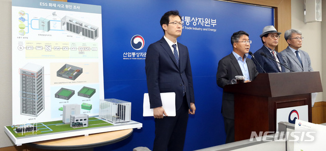【세종=뉴시스】강종민 기자 = 이승우 국가기술표준원장이 11일 오전 정부세종청사에서 민관합동 에너지저장장치(ESS) 화재사고 원인조사위원회가 실시한 'ESS 화재사고 원인조사 결과'와 '재발방지를 위한 종합안전강화대책', 'ESS 산업생태계 경쟁력 지원방안'을 발표하고 있다. 2019.06.11. ppkjm@newsis.com