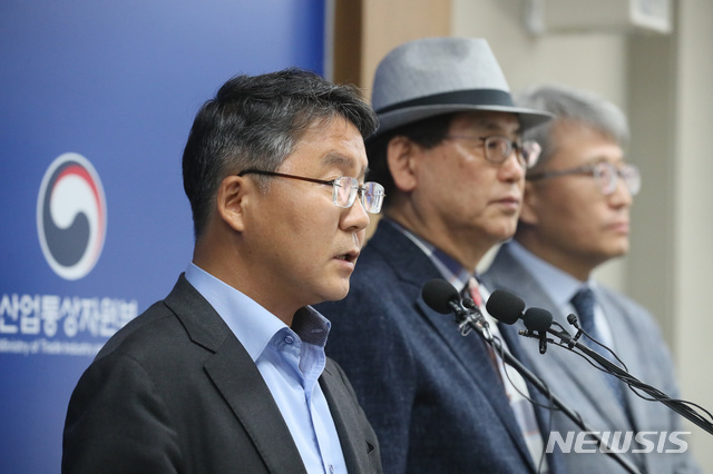 【세종=뉴시스】강종민 기자 = 이승우 국가기술표준원장이 11일 오전 정부세종청사에서 민관합동 에너지저장장치(ESS) 화재사고 원인조사위원회가 실시한 'ESS 화재사고 원인조사 결과'와 '재발방지를 위한 종합안전강화대책', 'ESS 산업생태계 경쟁력 지원방안'을 발표하고 있다. 2019.06.11. ppkjm@newsis.com