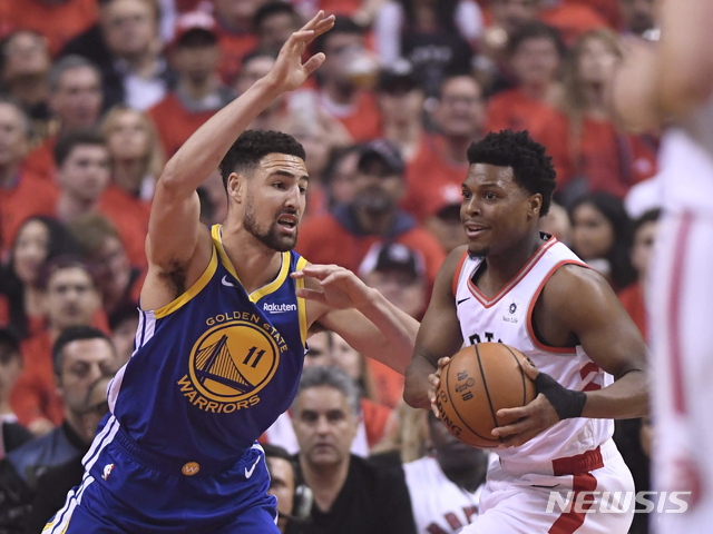 【토론토(캐나다)=AP/뉴시스】 클레이 톰슨(왼쪽)과 카일 라우리