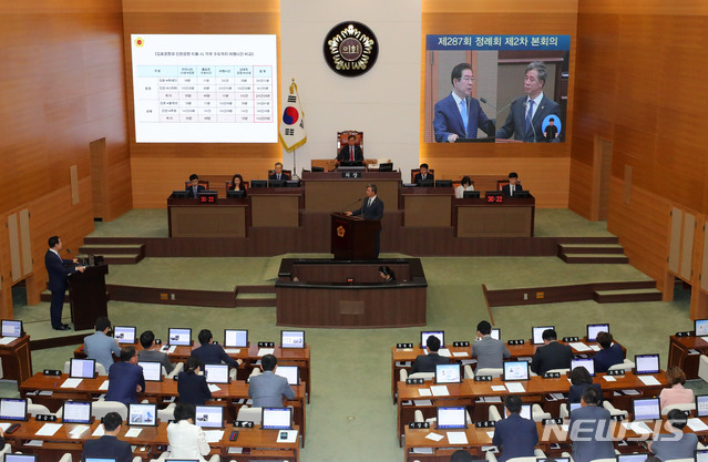 【서울=뉴시스】배훈식 기자 = 박원순 서울시장이 11일 오전 서울 중구 서울특별시의회 본회의장에서 열린 제287회 정례회 제2차 본회의에 참석, 시정질의에 답변하고 있다. 2019.06.11.dahora83@newsis.com