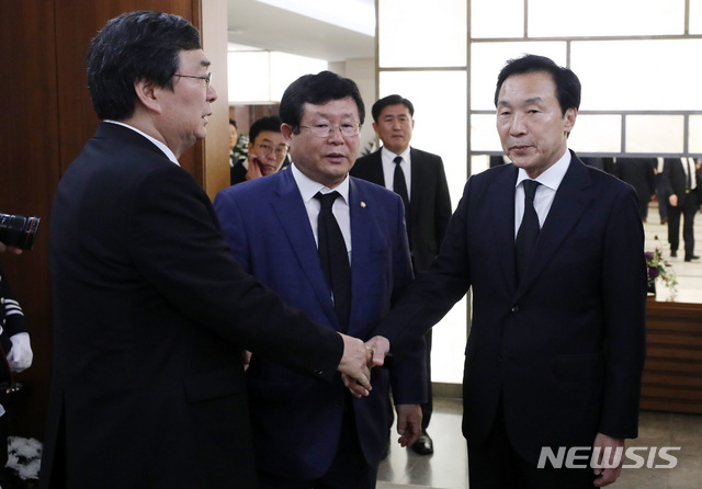 【서울=뉴시스】이영환 기자 = 바른미래당 손학규 대표가 11일 오전 서울 서대문구 신촌세브란스병원 장례식장에 마련된 고 이희호 여사 빈소를 찾아 아들 김홍업 전 의원을 위로하고 있다. 2019.06.11 20hwan@newsis.com