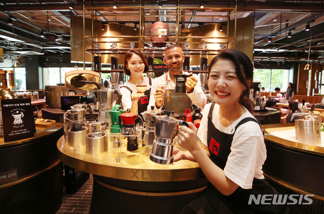 【서울=뉴시스】김진아 기자 = SPC그룹이 운영하는 이탈리아 커피전문점 파스쿠찌가 11일 오전 서울 강남구 역삼동에 이탈리아 콘셉트 특화 매장을 개점, 수석 바리스타 '에디(Eddy Righi)'와 직원들이 모카포트 바에서 내린 커피를 선보이고 있다.  정통 이탈리아 커피 브랜드 이미지를 더 강화하기 위해 매장 내에 '모카포트 바'를 별도로 운영하고, 이탈리아식 푸드 메뉴를 갖춘 것이 특징이다. 2019.06.11.   bluesoda@newsis.com