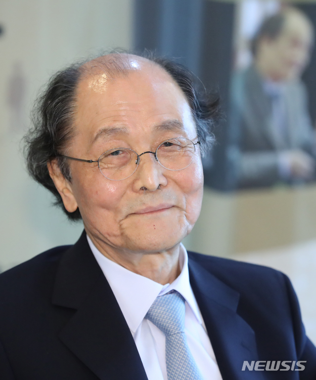 【서울=뉴시스】조수정 기자 = 조정래 작가가 새 장편소설 '천년의 질문'을 출간, 11일 오전 서울 중구 프레스센터에서 기자간담회를 열고 신작을 소개하고 있다. 2019.06.11. chocrystal@newsis.com