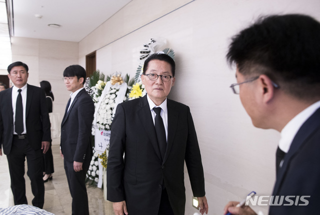 【서울=뉴시스】이영환 기자 =민주평화당 박지원 의원이 11일 오전 서울 서대문구 신촌세브란스병원 장례식장에 마련된 고 이희호 여사 빈소로 들어서고 있다. 2019.06.11 photo@newsis.com