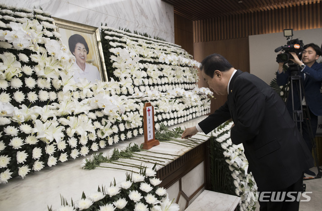 【서울=뉴시스】이영환 기자 = 문희상 국회의장이 11일 오전 서울 서대문구 신촌세브란스병원 장례식장에 마련된 고 이희호 여사 빈소에서 조문을 하고 있다. 2019.06.11 photo@newsis.com