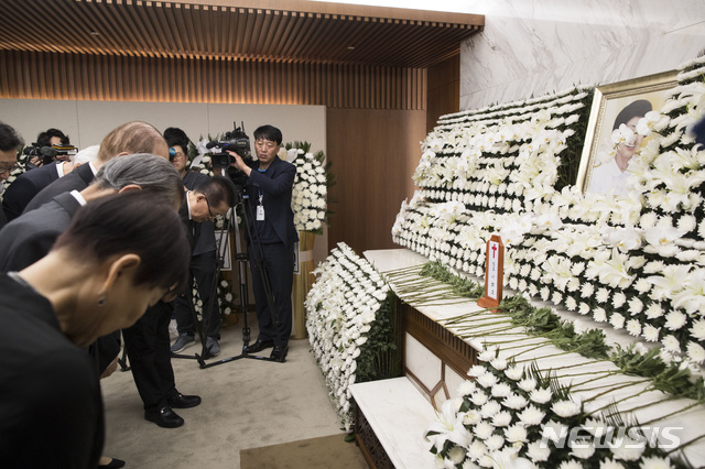 【서울=뉴시스】이영환 기자 = 민주평화당 박지원 의원이 11일 오전 서울 서대문구 신촌세브란스병원 장례식장에 마련된 고 이희호 여사 빈소에서 조문을 하고 있다. 2019.06.11 photo@newsis.com