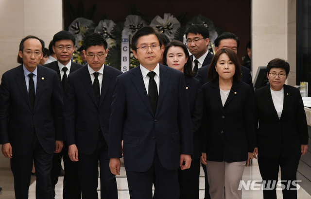 【서울=뉴시스】이영환 기자 = 자유한국당 황교안 대표가 11일 오전 서울 서대문구 신촌세브란스병원 장례식장에 마련된 고 이희호 여사 빈소로 들어서고 있다. 2019.06.11 photo@newsis.com