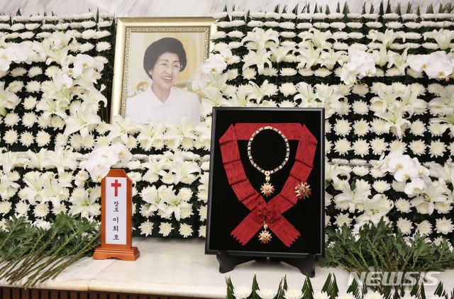 【서울=뉴시스】이영환 기자 = 11일 서울 서대문구 세브란스병원 장례식장에 마련된 이희호 여사의 빈소 제단에 무궁화대훈장이 놓여있다. 2019.06.11.&nbsp; photo@newsis.com