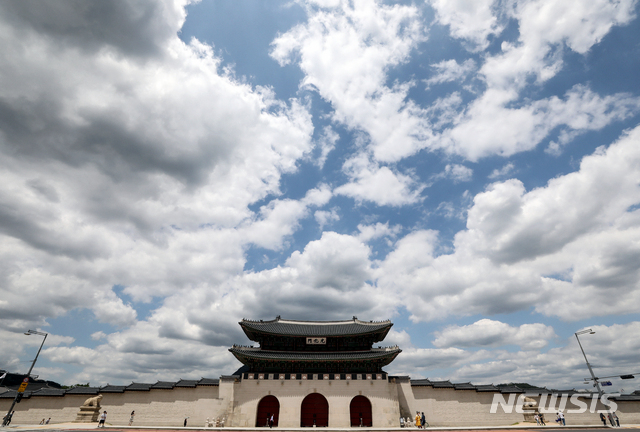 【서울=뉴시스】김병문 기자 = 11일 오후 서울 종로구 광화문 위로 파란 하늘과 구름이 보이고 있다. 2019.06.11.&nbsp; dadazon@newsis.com