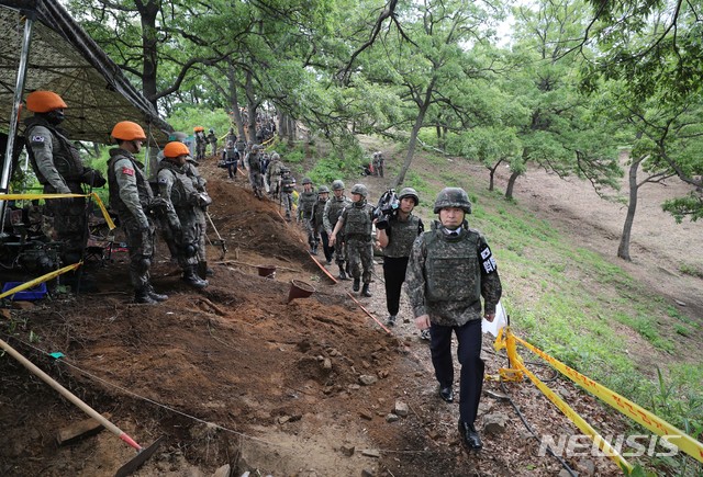 【철원=뉴시스】사진공동취재단 = 정경두 국방부 장관이 11일 오전 강원 철원군 비무장지대 우리쪽 지역인 화살머리고지일대에서 유해발굴 현장으로 향하고 있다. 2019.06.11.&nbsp; photo@newsis.com 