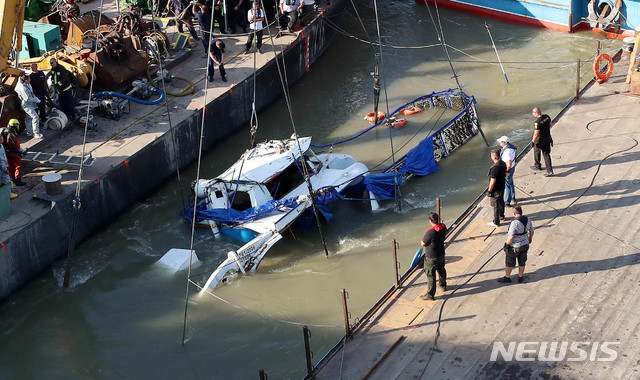【부다페스트(헝가리)=뉴시스】추상철 기자 =11일 오전(현지시각) 헝가리 부다페스트 다뉴브강 유람선 침몰 사고현장에서 대한민국 정부 합동 신속대응팀과 헝가리 인양관계자가 함께 선체 인양을 하고 있다. 2019.06.11. scchoo@newsis.com