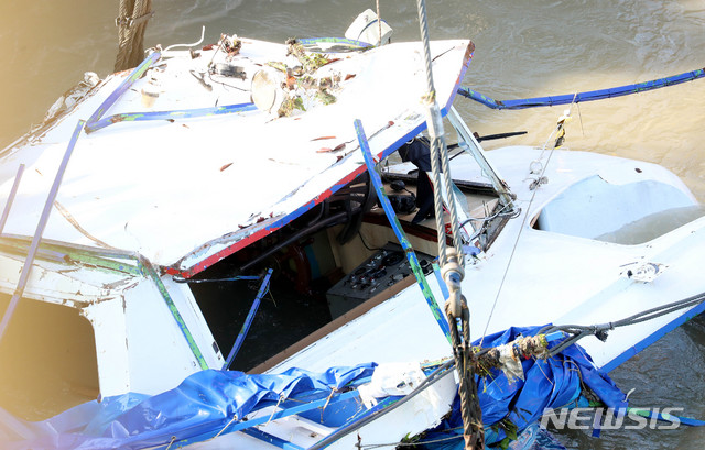 【부다페스트(헝가리)=뉴시스】추상철 기자 =11일 오전(현지시각) 헝가리 부다페스트 다뉴브강 유람선 침몰 사고현장에서 대한민국 정부 합동 신속대응팀과 헝가리 인양관계자가 함께 선체 인양을 하고 있다. 2019.06.11. scchoo@newsis.com