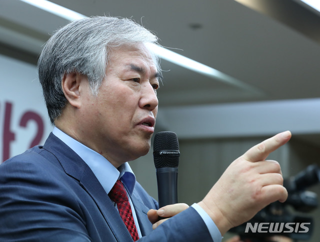 【서울=뉴시스】조수정 기자 = 전광훈 한국기독교총연합회 대표회장 목사가 대한민국바로세우기국민운동본부 주최 '대한민국 어디로 가고 있는가?' 기자회견에서 발언하고 있다. 2019.06.11. chocrystal@newsis.com