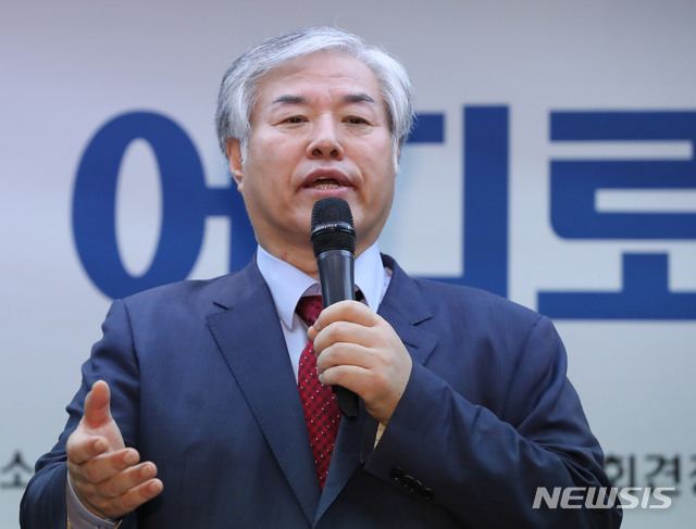 【서울=뉴시스】조수정 기자 = 전광훈 한국기독교총연합회 대표회장 목사가 대한민국바로세우기국민운동본부 주최 '대한민국 어디로 가고 있는가?' 기자회견에서 발언하고 있다. 2019.06.11. chocrystal@newsis.com