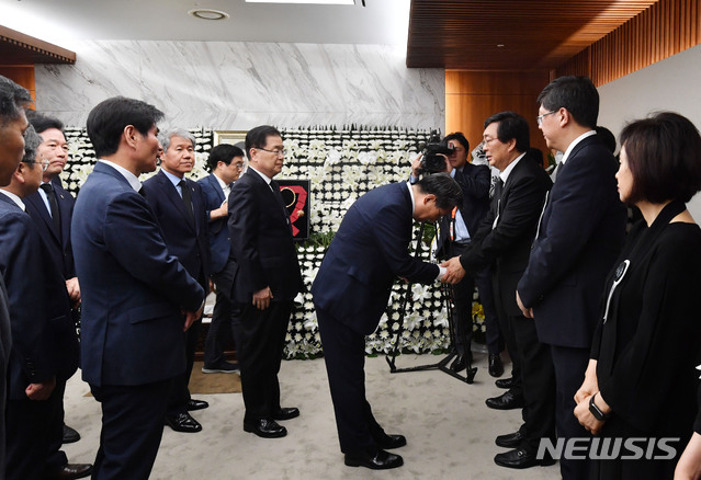 【서울=뉴시스】배훈식 기자 = 노영민 대통령 비서실장 등 청와대 수석급 이상 조문단이 11일 오후 서울 서대문구 세브란스병원 장례식장에 마련된 故 이희호 여사의 빈소를 찾아 유족들을 위로하고 있다. 2019.06.11. photo@newsis.com