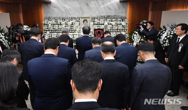 【서울=뉴시스】배훈식 기자 = 노영민 대통령 비서실장 등 청와대 수석급 이상 조문단이 11일 오후 서울 서대문구 세브란스병원 장례식장에 마련된 故 이희호 여사의 빈소를 찾아 조문하고 있다. 2019.06.11. photo@newsis.com