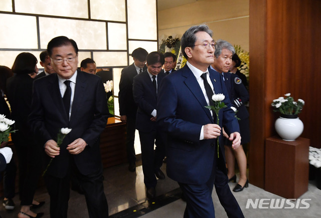【서울=뉴시스】배훈식 기자 = 노영민 대통령 비서실장 등 청와대 수석급 이상 조문단이 11일 오후 서울 서대문구 세브란스병원 장례식장에 마련된 故 이희호 여사의 빈소를 찾아 조문하고 있다. 2019.06.11. photo@newsis.com