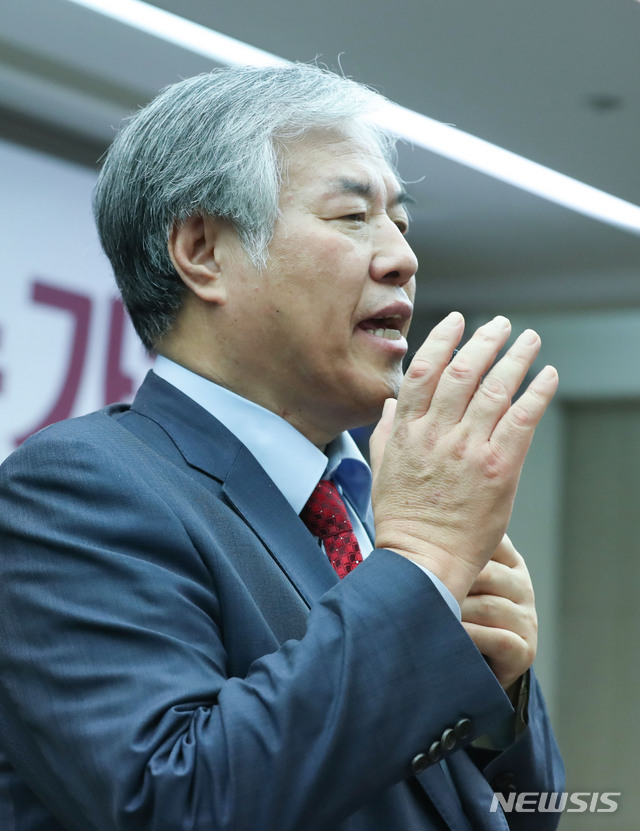 【서울=뉴시스】조수정 기자 = 전광훈 한국기독교총연합회 대표회장 목사가 대한민국바로세우기국민운동본부 주최 '대한민국 어디로 가고 있는가?' 기자회견에서 발언하고 있다. 2019.06.11. chocrystal@newsis.com