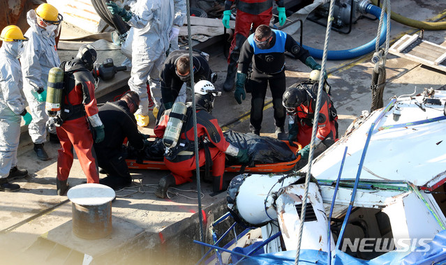 【부다페스트(헝가리)=뉴시스】추상철 기자 =침몰 유람선 센체 인양이 시작된 11일 오전(현지시각) 헝가리 부다페스트 다뉴브강 유람선 침몰 사고현장에서 헝가리 구조대가 조타실 내 시신을 수습하고 있다. 2019.06.11. scchoo@newsis.com