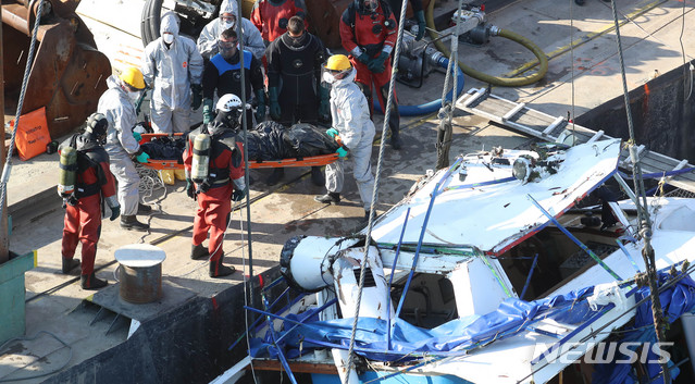 【부다페스트(헝가리)=뉴시스】추상철 기자 =침몰 유람선 센체 인양이 시작된 11일 오전(현지시각) 헝가리 부다페스트 다뉴브강 유람선 침몰 사고현장에서 헝가리 구조대가 조타실 내 시신을 수습하고 있다. 2019.06.11. scchoo@newsis.com