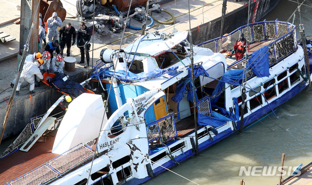 【부다페스트(헝가리)=뉴시스】추상철 기자 =침몰 유람선 센체 인양이 시작된 11일 오전(현지시각) 헝가리 부다페스트 다뉴브강 유람선 침몰 사고현장에서 헝가리 구조대가 선체 내 시신을 수습하고 있다. 2019.06.11. scchoo@newsis.com