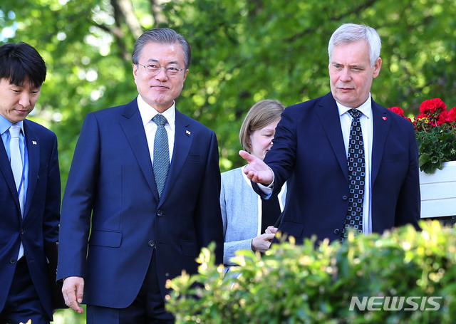 【헬싱키(핀란드)=뉴시스】전신 기자 = 핀란드를 국빈 방문 중인 문재인 대통령이 11일 헬싱키 총리 관저에 도착해 안티 린네 핀란드 총리와 호수 전망대를 걷고 있다. 2019.06.11. photo1006@newsis.com