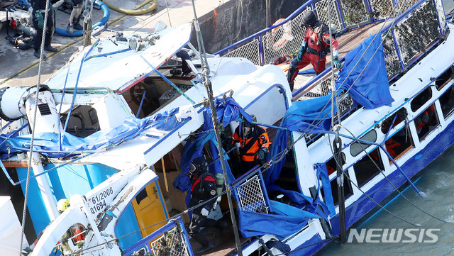 【부다페스트(헝가리)=뉴시스】추상철 기자 =침몰 유람선 센체 인양이 시작된 11일 오전(현지시각) 헝가리 부다페스트 다뉴브강 유람선 침몰 사고현장에서 헝가리 구조대가 선체 내 시신을 수습하기 위해 수색하고 있다. 2019.06.11.&nbsp; scchoo@newsis.com